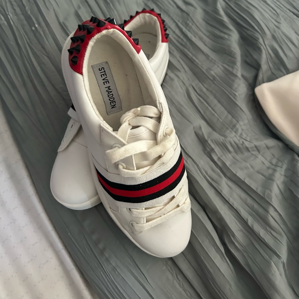 Never worn Steve Madden sneakers